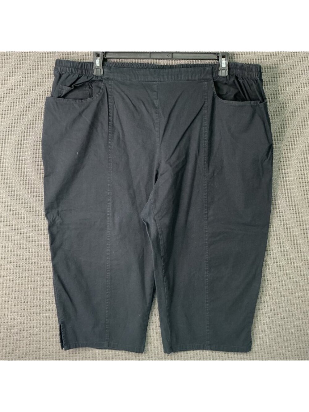 C.D. Daniels Women's Plus Size 3X Black Pull-On Capri Pants with Pockets